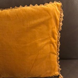 Accents - ✨Decorative throw pillow!✨ Accents - ✨Decorative throw pillow!✨